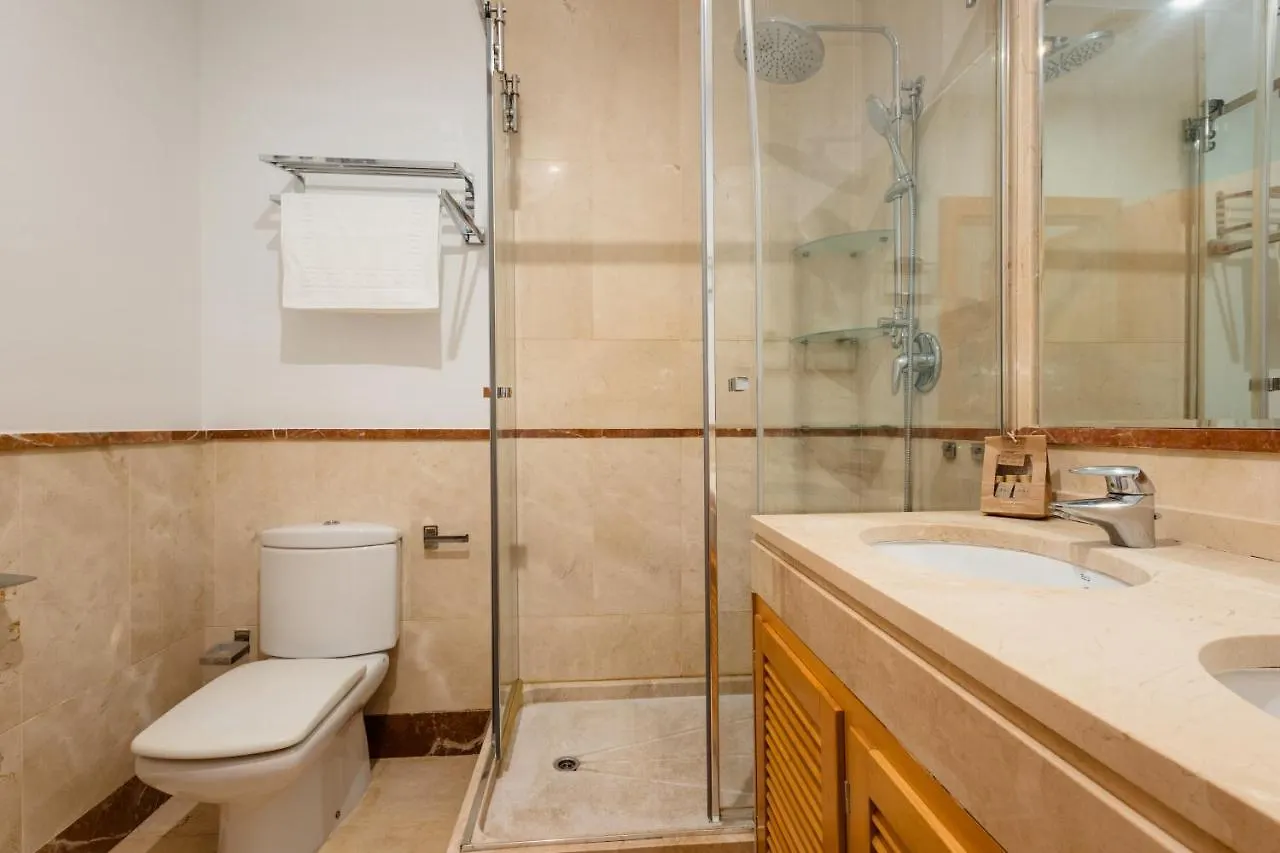 Apartment With 3 Bedrooms, Terrace, Indoor Pool And Sauna At 100 M From The Beach In Puerto Banus 마르베야